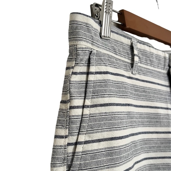 GAP Size 6 Blue & White Khaki Striped Short - Picture 3 of 4